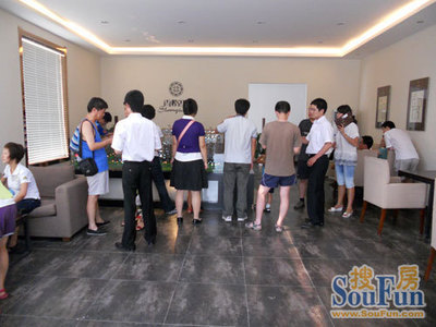 香格里樓盤銷售火爆，售樓部咨詢客戶絡繹不絕
